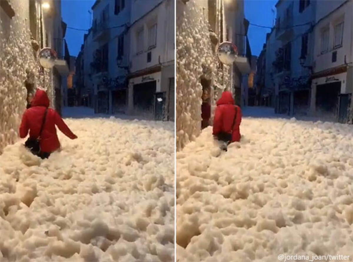 体半分が泡で埋まる スペインの港町を襲った冬の嵐による 波の花 現象 年1月25日 エキサイトニュース