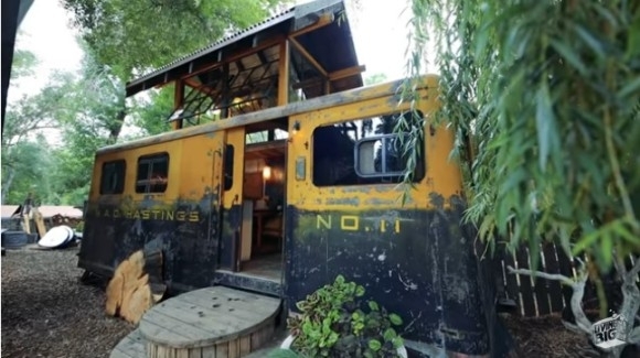 第二次世界大戦時の車両を利用して作られた家