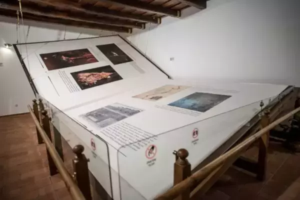 世界最大の手作り本。13頭の牛革で装丁、重さ1.4トン（ハンガリー）