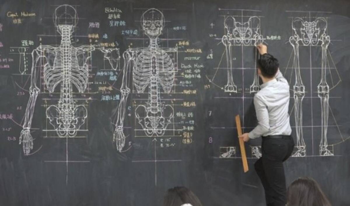 これは黒板消しで消せないやつ 台湾の美術教師が黒板に描く人体解剖図がすごい 年7月12日 エキサイトニュース