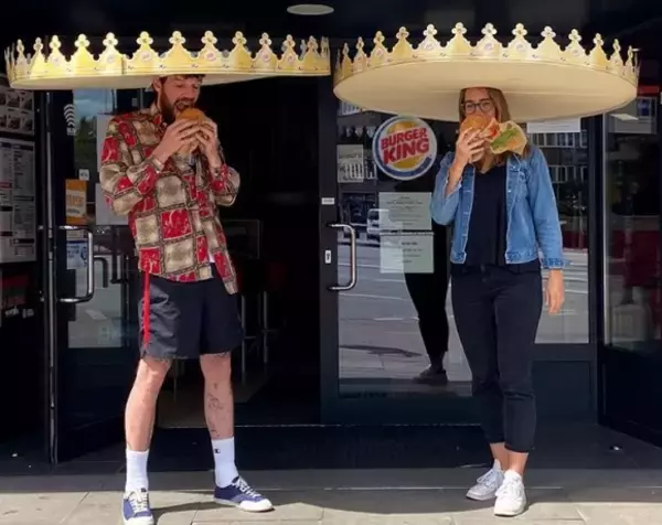 王冠でかっ！ドイツのバーガーキング、社会的な距離実現のため、巨大な王冠はっとを配付中