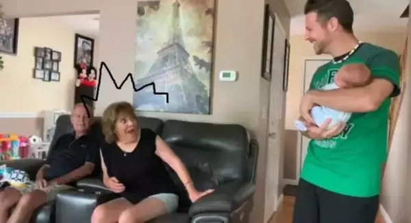 双子を授かったことを秘密にして出産した夫妻が2人の赤ちゃん見せた時の両親や友人の驚きの反応（アメリカ）