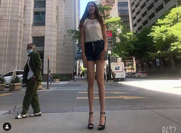 長すぎてロング 股下134cm 身長210cmのあしなが女性に注目が集まる アメリカ 年8月9日 エキサイトニュース