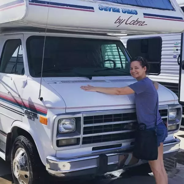 25年落ちのキャンピングカーを手に入れた女性のとことんDIY、その作業を支えてくれたのは2匹の子猫たちだった