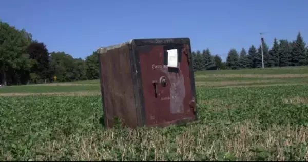 畑のど真ん中に金庫が放置されていたという未解決ミステリー（アメリカ）