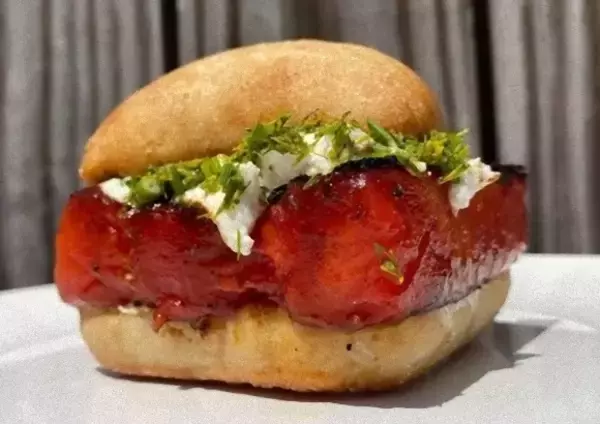 ジューシーなローストビーフ？いいえスイカです。海外で注目を集めているスイカ肉バーガー（アメリカ）