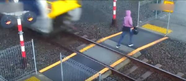 無謀にも踏切を強行突破する人が続出 ニュージーランド鉄道局はこんなアイディアで注意喚起を促している 年9月13日 エキサイトニュース