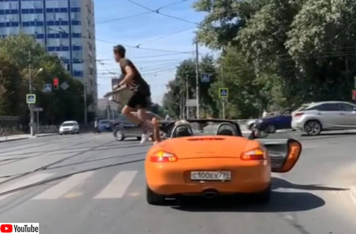 横断歩道に停止していたオープンカーに対し歩行者がとった行動は ウクライナ 年9月日 エキサイトニュース