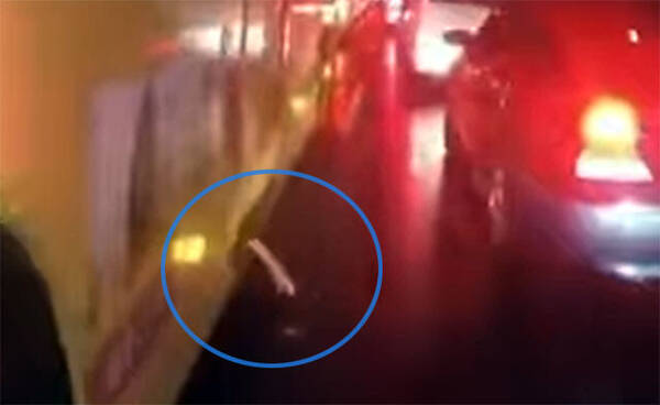 怪奇 バスの下からにゅるっと伸びる白い手 その正体はこの後すぐ 台湾 年10月9日 エキサイトニュース