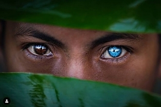 インドネシアのブトゥン島の部族が持つ、美しく鮮やかな青い瞳