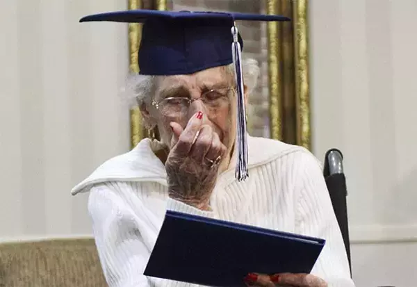 尊い涙。家庭の事情で高校に行けなかったおばあさん、97歳で卒業証書を授与される（アメリカ）