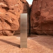 何このモノリス。砂漠に謎の金属製の柱が発見される（アメリカ・ユタ州）
