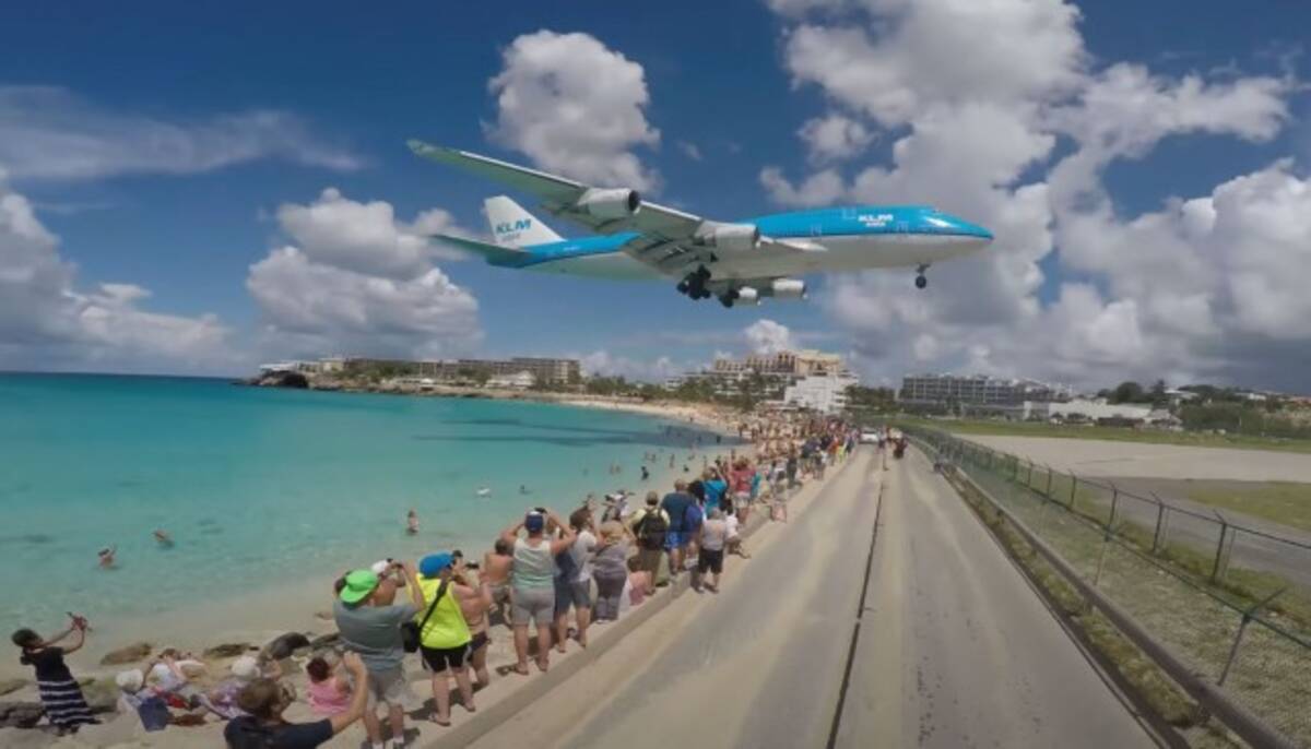 頭上スレスレの迫力 セント マーチン島名物の低空で飛ぶ飛行機の高画質映像まとめ 年12月26日 エキサイトニュース