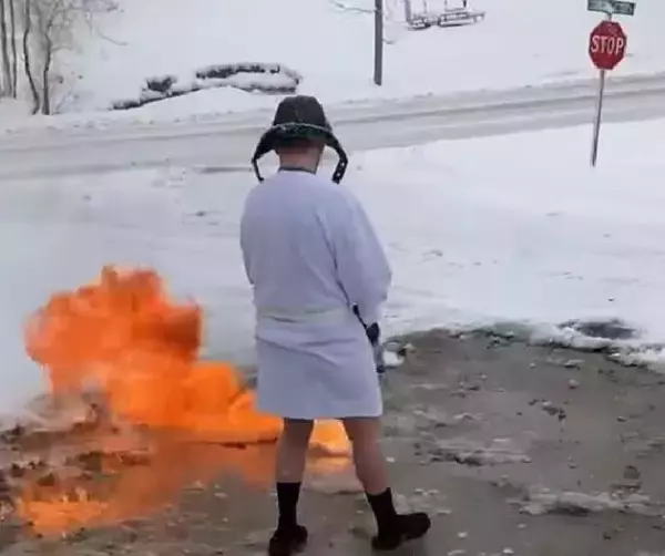 アメリカの冬の風物詩 「火炎放射器で除雪」はじまりました