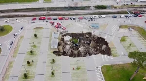 ナポリの病院駐車場で地面が陥没 巨大な陥没穴が出現 コロナ患者らは無事避難 イタリア 21年1月10日 エキサイトニュース