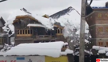 大雪で家の屋根が崩壊する瞬間をとらえた映像（インド）