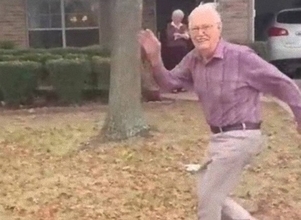 89歳のおじいさんは、大好きな孫を見送るために今でも手を振りながら走り続ける（アメリカ）