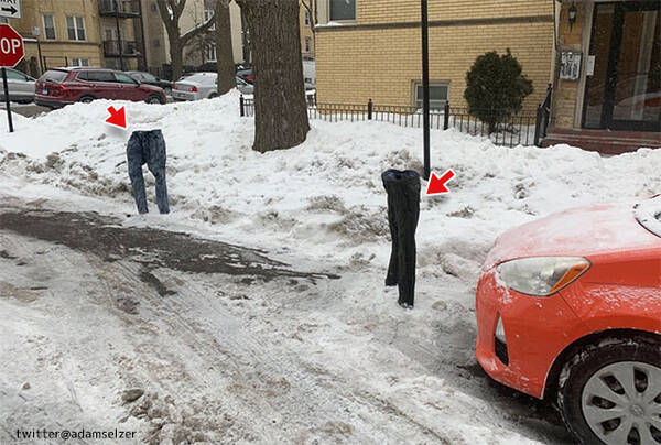 カラーコーンの代わりに凍ったジーンズを立てる 極寒のシカゴにおける駐車スペースの確保法 21年2月11日 エキサイトニュース