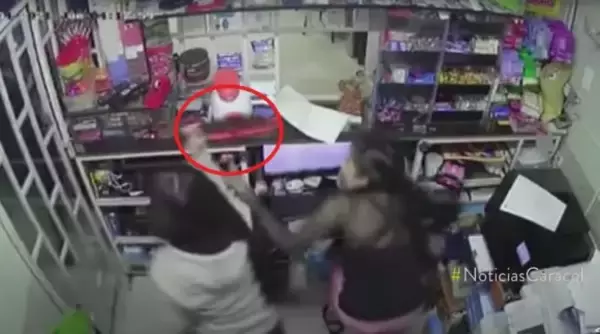 14歳少女が銃を持ったコンビニ強盗に山刀で反撃、店から追い出す（コロンビア）