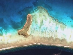 グーグルアースを見ていた女性が驚きの発見！息子スティック形状の島を見つけてしまう