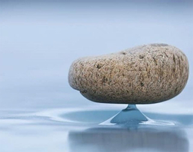 自然の奇跡。重力を無視して水面に浮いているように見える石「バイカル禅」の謎（ロシア・バイカル湖）
