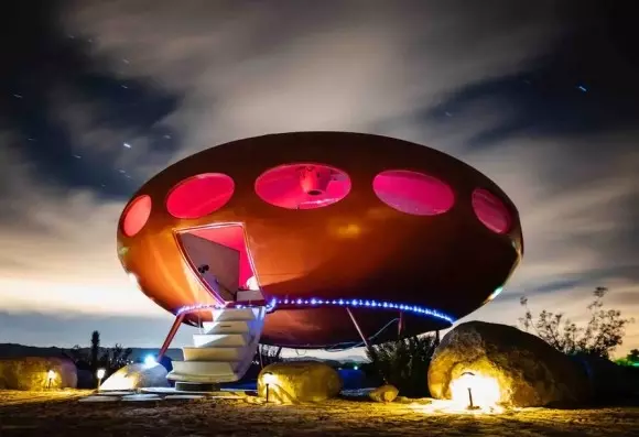 砂漠の真ん中にあるUFO型ホテル