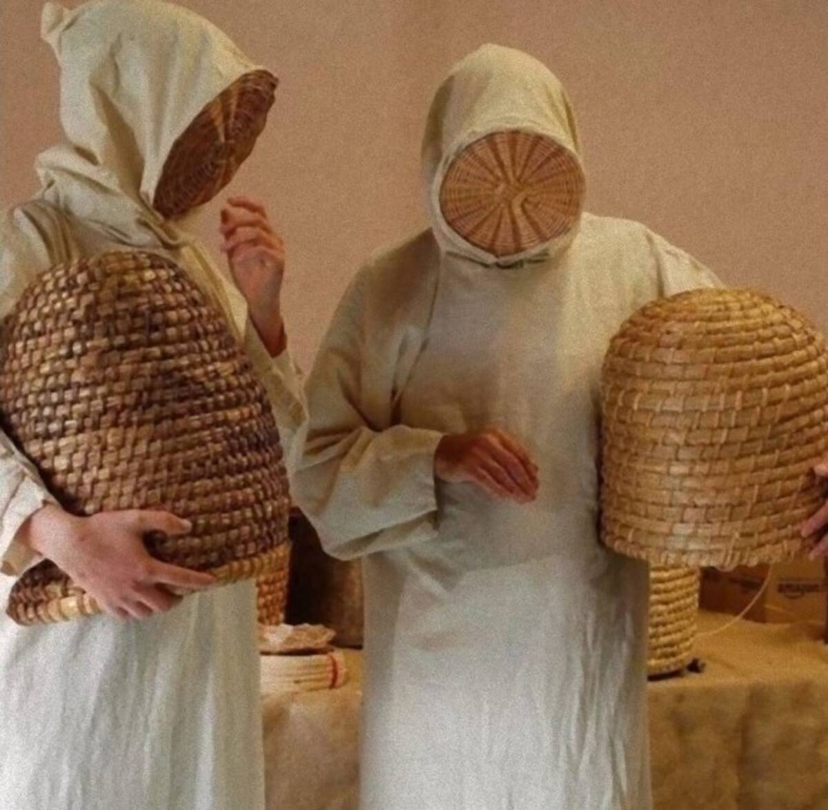どっかで見たキャラ 中世の養蜂家の防護服がオカルトじみていた件 21年3月21日 エキサイトニュース