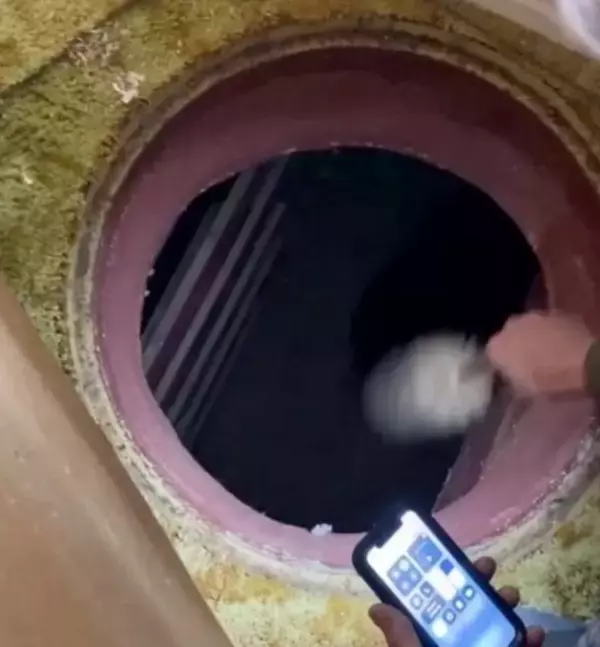 寝室の床に隠しマンホールを発見。その穴は地下の防空壕と食糧保管庫に繋がっていた（アメリカ）