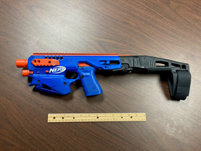 おもちゃの銃に偽装された本物の銃が押収される（銃社会アメリカ）