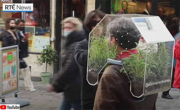 ドラえもんの道具かな マスクの代わりに植物入りの箱を頭に装着 どこでもオアシス 21年4月22日 エキサイトニュース