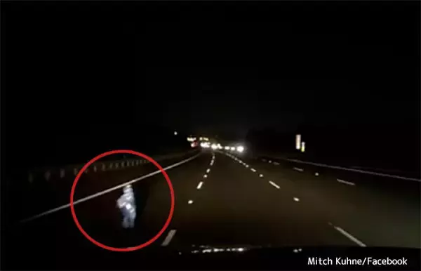 夜の高速道路上にいた子供の幽霊？ドライブレコーダーが記録した衝撃映像