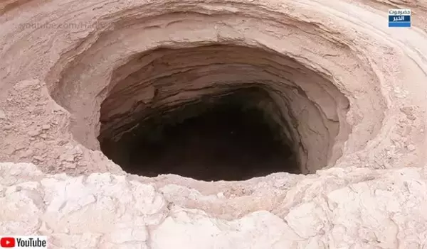 穴の奥に一体何が？異臭を放つ「地獄の井戸」は深さも起源も謎に包まれていた（イエメン）