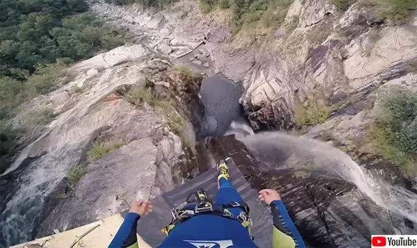 疑似体験が楽しめる高さ59メートルの崖から水中へのダイブ（高所恐怖症注意）