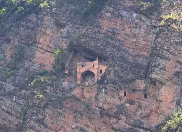 謎に包まれた断崖絶壁にある妖精の城「パリガラ」（アゼルバイジャン）