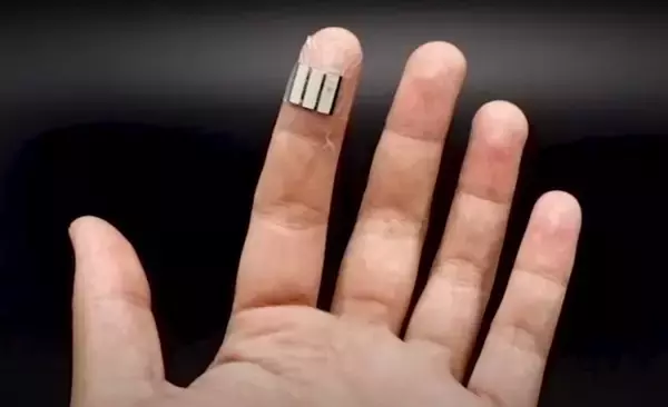 指先に貼るだけで汗から発電してくれる絆創膏型のバッテリーが開発される