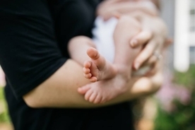 フランスで母乳育児中の母親が公共の場での授乳を保護する法が提案される