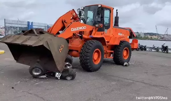 ボッコボコにしてやんよ。違法改造車両を重機で叩き潰すニューヨーク市警