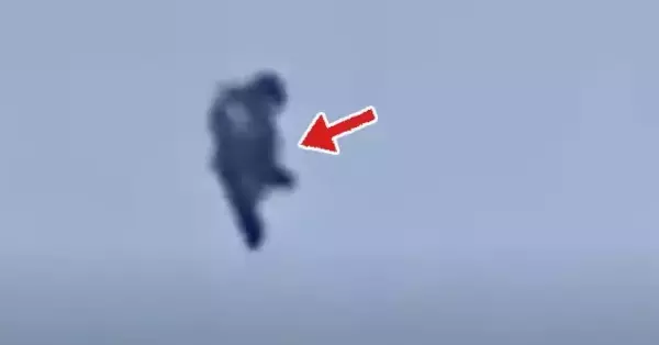 カナダの空に現れた謎のフライング・ヒューマノイド、その正体が明らかに！