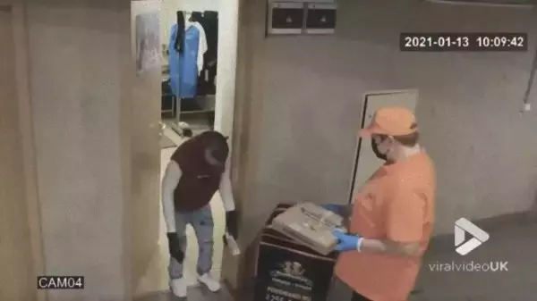 ついにここまで進化したのか？ピザの受け取りに来たチンパンジーの人間味がえぐい