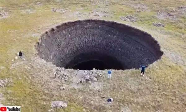 永久凍土に多数出現するシベリアの巨大穴の謎。気候変動の影響