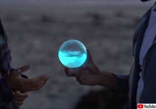 揺らすだけで青白く光る！夜光虫の生物発光を観察できるしライトにもなる、ガラスの球体キットが販売中