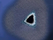 こ、これは？無人島の真ん中に奇妙な三角形の黒い物体が出現していることをGoogle Earthで確認