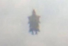 UFO?フライングヒューマノイド？スコットランドの上空を浮遊する謎の物体