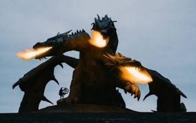 大迫力！口から炎を噴く邪悪な3頭竜「ズメイ」の巨大像（ロシア）