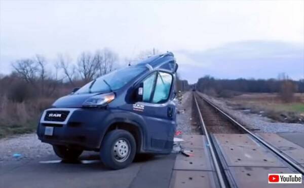 Amazonの配送車が真っ二つ 踏切で列車と衝突するも全員無傷 21年11月19日 エキサイトニュース