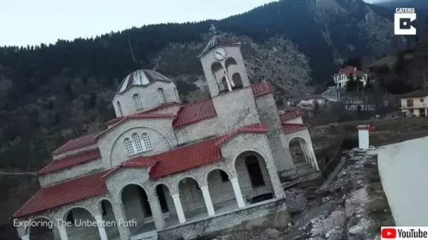 トリックアートではありません。ギリシャのゴーストタウンにある傾いた教会廃墟