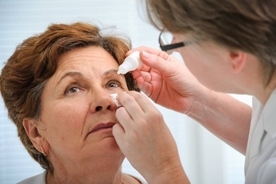 老眼による視力低下を改善する点眼薬がアメリカで承認される