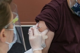1日に10回新型コロナワクチン接種をした男性。接種したくない人の身代わりとしてけた男性（ニュージーランド）