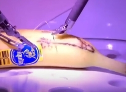 イギリスの医師が5G通信でアメリカのバナナをリモート操作で遠隔手術