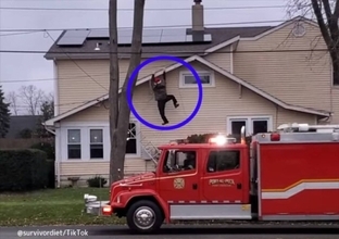 ホームアローンがすぎた。屋根にぶら下がってジタバタ動く人形を設置したところ消防署が駆けつける